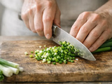 Comment cuisiner l’oignon vert : 10 recettes et astuces