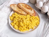 Comment faire des œufs brouillés parfaits : recette photo et vidéo de la préparation