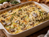 Pas besoin de précuire les pâtes : cet orzo crémeux passe au four avec poireaux et champignons