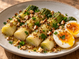 Sous leurs noisettes grillées, ces poireaux vinaigrette cachent un cœur coulant