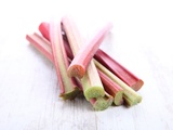 Découvrez 30 recettes incroyables avec de la rhubarbe