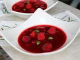 Soupe glacée aux fruits d'été (prunes, pêches, framboises et vanille)