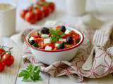 Salade parfaite de mon été: tomates, courgettes, feta, olives & basilic