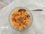 Salade sucrée salée de carottes aux noix et raisins secs