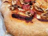 Pizza à pâte moellleuse : lardons, chèvre et champignons