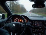 Comprendre l’allumage des voyants orange sur Peugeot 5008 : causes et réparations possibles