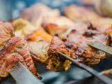 Brochettes de poulet Kalamata – Recette estivale facile