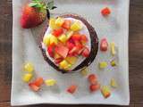 Layer cakes individuels au chocolat, fraises et nectarine