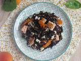 Salade de riz noir au saumon et abricots rôtis