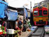 Maeklong railway market, le marché sur la voie ferrée en Thaïlande
