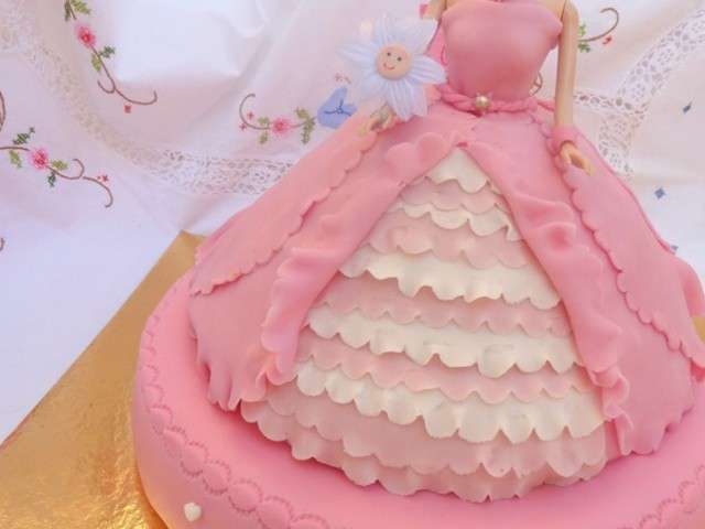 Gâteau d'anniversaire recouvert de pâte à sucre rose (Blog Zôdio)