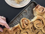 Cinnamon rolls grecs au tahini et miel de thym
