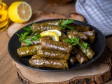 Feuilles de vigne estivales – courgettes, boulgour et citron confit
