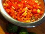 Salade de tomate piquante aux piments et combava