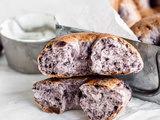 Réveillez-vous du bon pied avec nos bagels aux bleuets : une touche fruitée pour votre petit-déjeuner ! 🌞🫐