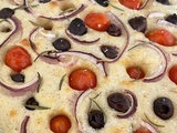Focaccia aux olives, oignon rouge et tomates cerises