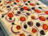 Focaccia aux olives, oignon rouge et tomates cerises (recette maison facile)