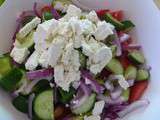 Salade grecque, avec calmars et tzatziki