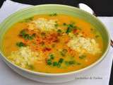 Soupe aux carottes épicée au curcuma, asperges vertes et provolone