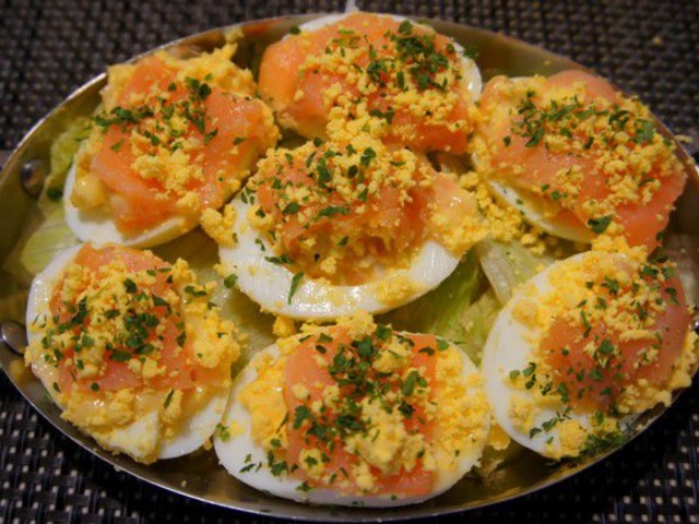 Œufs brouillés au saumon fumé et œufs de saumon sauvage