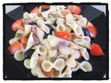 Salade de pâtes, anchois, olives noires, tomates