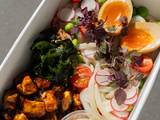 Bento tofu teriyaki, nouilles udon & sauce sésame