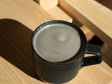 Latte amazake et sésame noir (sans alcool)