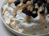 Pavlova (Poire, Mûres, Crème et Sésame noir)