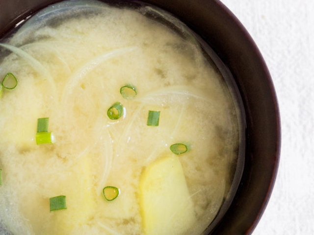 Nouilles soba et patate douce au bouillon miso (recette végane)