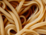 Udon froides, mentsuyu et tenkasu au sencha