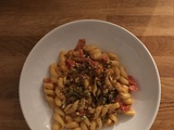 Fusilli, tomates crémées et pistaches