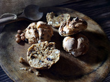 Pain bûcheron sans pétrissage ultra facile – pain gourmand au seigle, noisettes, figues et raisins secs