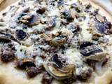 Pizza crémeuse à la viande hachée, roquefort, oignons et champignons (Battle Food #51)