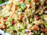Salade thaïlandaise croquante au quinoa avec vinaigrette aux arachides