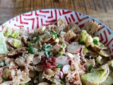 Salade de pâtes croustillantes, légumes croquants, sauce yaourt