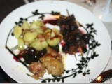 Petites brochettes de canard laqué aux cerises et foie gras poêlé