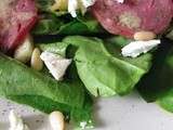 Salade d'épinards frais, chèvre, filet mignon, pomme verte et pignons de pin