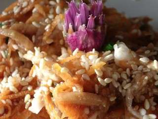 Salade de radis noir, carotte et pomme verte à la fleur de ciboulette et saké