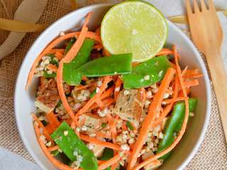 Salade de sarrasin, pois gourmands, carotte et tofu à la thaï