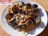 Cuisine de vacances : spaghetti, amandes, tellines, calamar à l'ail