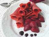  Fleurs d'Espelette  : crêpe rouge, fraises au sirop de vin, ganache noire