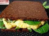 Sandwicherie du mercredi 2012 : sandwich noir aux oeufs brouillés et mâche