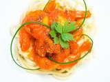 Spaghetti aux crevettes et coulis anisé de poivrons pour un déjeuner de soleil
