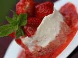 Chocolat blanc glacé avec des fraises
