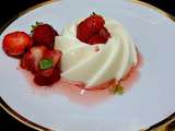 Pann Cotta au yaourt, basilic et fraises concassées. Yoghurt panna cotta with basil and crushed strawberries