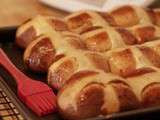 Hot Cross Buns (petits pains épicés aux raisins secs, marqués d’une croix pour Pâques)