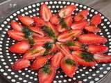 Carpaccio de fraises, vinaigrette sucrée au basilic
