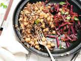 Quinoa aux pois chiches & poêlée de côtes de betteraves nouvelles, ail et coriandre