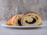 Pain brioché aux olives noires et au romarin qui conquiert les boulangeries françaises