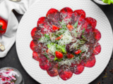 Pourquoi le « carpaccio de betterave et parmesan affiné » envahit les menus d’été